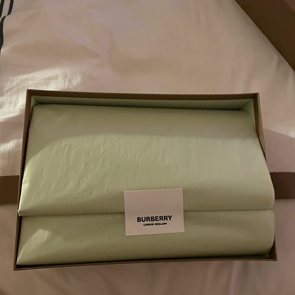 Burberry Horseferry Print Quilted Small Lola Bag in White. - Picture 4 of 5